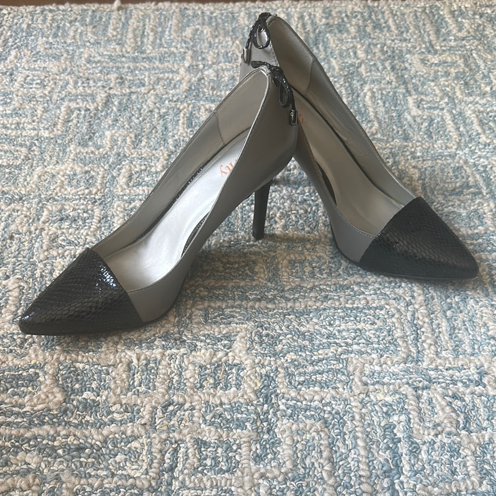 Levity Black and Gray Pointed Heels